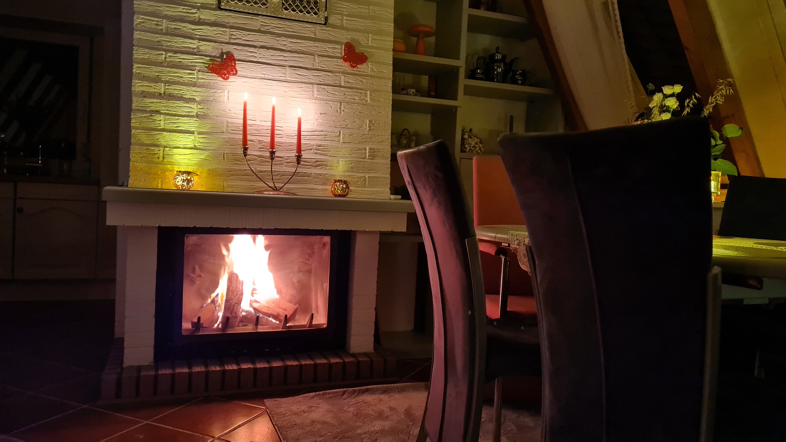 Gemütlicher Wohnbereich mit Kamin