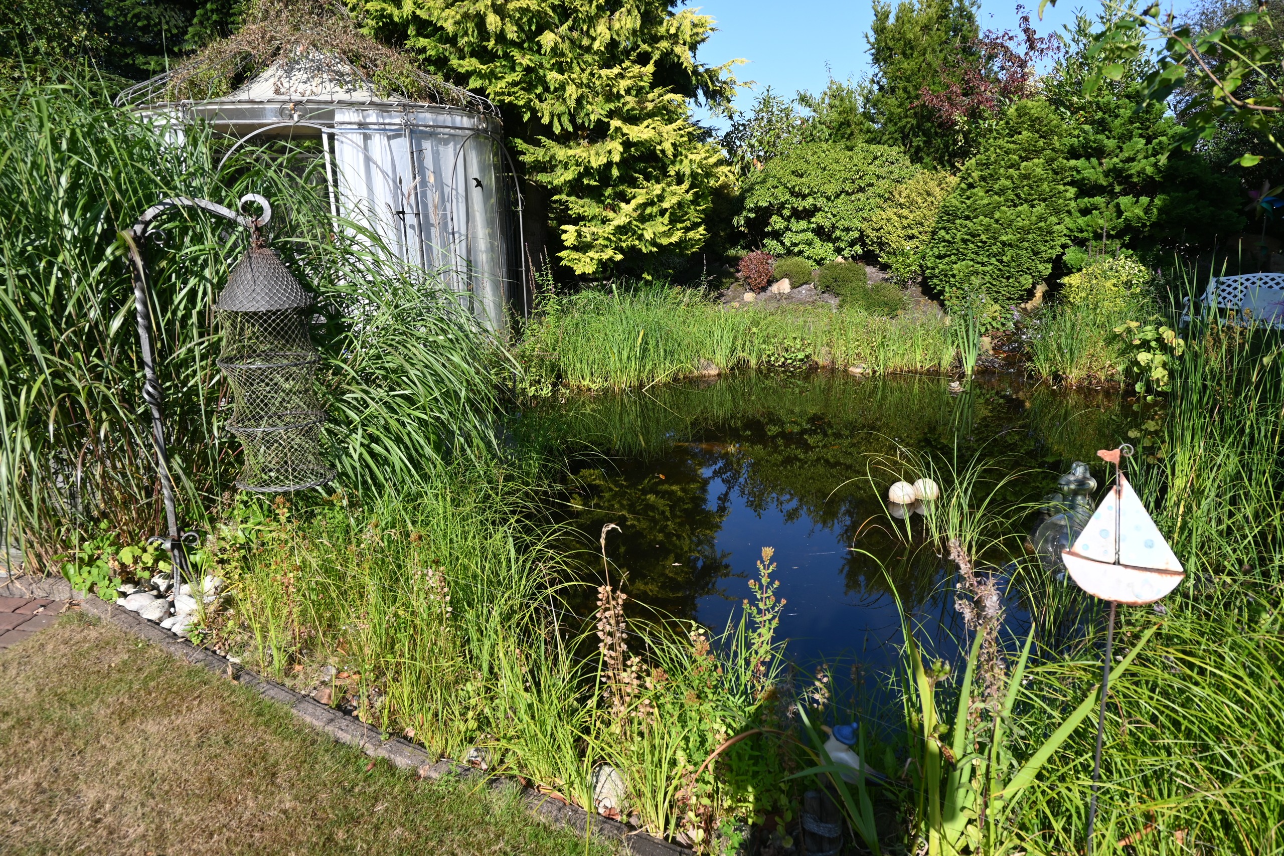Naturnaher Gartenteich mit Pavillon